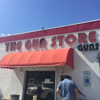 5/14/2016 tarihinde Lisa M.ziyaretçi tarafından The Gun Store'de çekilen fotoğraf