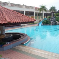 Photo taken at Swimming Pool @ Tanjung Puteri Resort by Arip on 1/29/2013