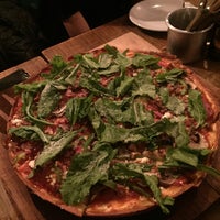 Das Foto wurde bei Chunk - Pan pizza von Foodies I. am 9/10/2017 aufgenommen