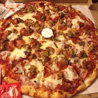 Foto tomada en Giovanni&amp;#39;s Pizza Bistro  por Charlie G. el 10/17/2012