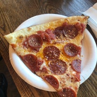Снимок сделан в Upper Crust Pizzeria пользователем Sean F. 10/15/2018