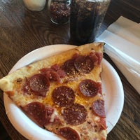 10/15/2018 tarihinde Sean F.ziyaretçi tarafından Upper Crust Pizzeria'de çekilen fotoğraf