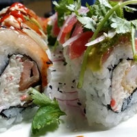 รูปภาพถ่ายที่ Sushi On A Roll โดย Zarlies เมื่อ 7/3/2014
