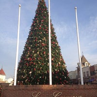 รูปภาพถ่ายที่ The Town Center at Levis Commons โดย Laura A. เมื่อ 12/23/2012