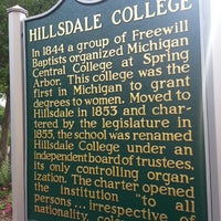 รูปภาพถ่ายที่ Hillsdale College โดย Lena P. เมื่อ 6/29/2013