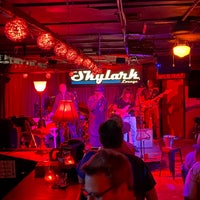 Das Foto wurde bei Skylark Lounge von Joe S. am 4/9/2022 aufgenommen