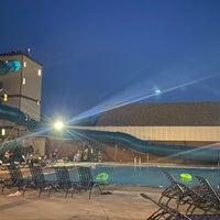 Foto diambil di Fairmont Hot Springs Resort oleh Jason H. pada 8/1/2022