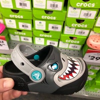 shoe carnival crocs