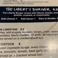 Foto tirada no(a) Liberty Burger por John N. em 10/31/2018