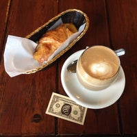 รูปภาพถ่ายที่ Croissanteria โดย Dmitry K. เมื่อ 11/27/2012