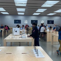 Photo taken at Apple Kenwood Towne Centre by Cameron S. on 8/16/2022