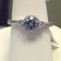 3/30/2013에 Angela G.님이 Kruger&amp;#39;s Diamond Jewelers에서 찍은 사진