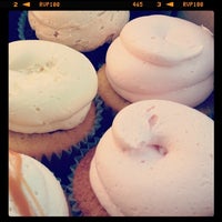 Foto tomada en Pandora&amp;#39;s Cupcakes  por Lauren ♔. el 11/22/2012