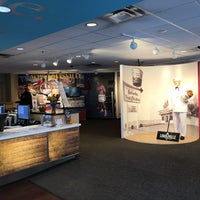 Foto diambil di Louisville Visitors Center oleh Ollie S. pada 10/31/2017
