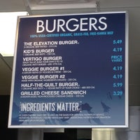 รูปภาพถ่ายที่ Elevation Burger โดย rOY A. เมื่อ 8/21/2013
