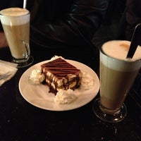 Das Foto wurde bei Sambuca&amp;#39;s Cafe &amp;amp; Desserts von Laurice am 4/14/2013 aufgenommen