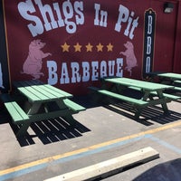 Foto tomada en Shigs In Pit BBQ  por Joe C. el 6/8/2017