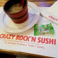 รูปภาพถ่ายที่ Crazy Rock&amp;#39;N Sushi โดย Karina M. เมื่อ 2/2/2017