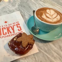 Photo taken at 49th Parallel &amp;amp; Lucky&amp;#39;s Doughnuts by Yamo C. on 1/31/2024