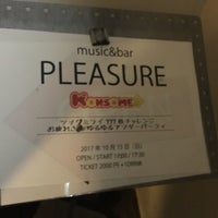 Photo taken at PLEASURE (MUSIC ＆ BAR) by HiRO on 10/15/2017