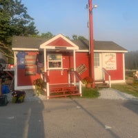 Photo taken at McLoons Lobster Shack by Wes J. on 7/17/2022