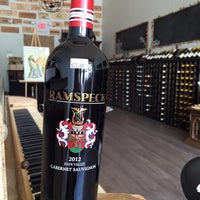 Photo prise au Wine &amp;amp; Vino Boutique par Wine &amp;amp; Vino Boutique le7/15/2016
