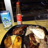 Foto scattata a Golden Krust Caribbean Restaurant da Will L. il 11/28/2012
