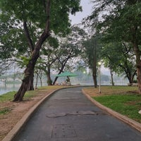 Photo taken at เกาะลอย สวนลุมพินี by Wisit on 3/7/2023