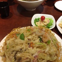 Photo taken at Hakata Tonkotsu Ramen by Daisuke T. on 10/23/2015