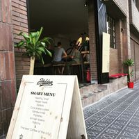 7/16/2016 tarihinde Hidden Café Barcelonaziyaretçi tarafından Hidden Café Barcelona'de çekilen fotoğraf