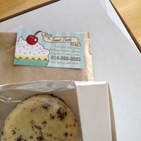 Foto tomada en The Sweet Tooth - Cupcakery and Dessert Shop  por Fermin R. el 10/27/2012