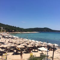Foto diambil di Blue Velvet Beach Bar - Psili Ammos oleh Κωνσταντίνος Μ. pada 8/10/2018