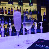 Foto tirada no(a) Liquid Lounge por Gabriela M. em 6/20/2014