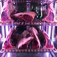 รูปภาพถ่ายที่ The Beef Steakhouse &amp;amp; Bar โดย René F. เมื่อ 11/8/2017
