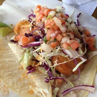 5/16/2013 tarihinde Jen Y.ziyaretçi tarafından Surf &amp;#39;n Turf Tacos'de çekilen fotoğraf