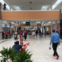 รูปภาพถ่ายที่ Willowbrook Mall โดย Andrew L. เมื่อ 6/19/2022