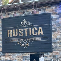 รูปภาพถ่ายที่ Rustica Lounge Bar &amp;amp; Restaurant โดย Andrew L. เมื่อ 9/2/2022