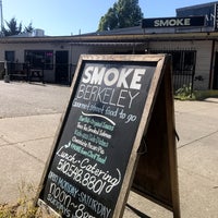 Снимок сделан в Smoke Berkeley  BBQ, Beer, Home Made Pies and Sides from Scratch пользователем Sean R. 4/22/2019