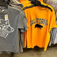 Foto tirada no(a) Cal Student Store por Sean R. em 7/19/2023