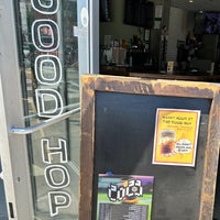 Foto tirada no(a) The Good Hop Bottleshop por Sean R. em 4/27/2023