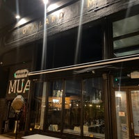 Foto diambil di Mua Oakland Bar &amp;amp; Restaurant oleh Auintard H. pada 4/13/2023