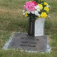 5/26/2014에 Bg Trav님이 Lakeview Gardens Cemetery에서 찍은 사진