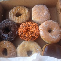 Das Foto wurde bei Donuts with a Difference von Lee M. am 11/2/2013 aufgenommen