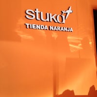 รูปภาพถ่ายที่ Stuka Tienda Naranja โดย Adrián A. เมื่อ 10/26/2013