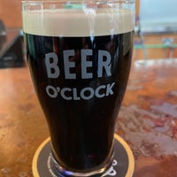 Foto diambil di Beer O&amp;#39;Clock oleh Jim W. pada 12/17/2022
