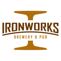 7/20/2016 tarihinde Ironworks Brewery &amp;amp; Pubziyaretçi tarafından Ironworks Brewery &amp;amp; Pub'de çekilen fotoğraf