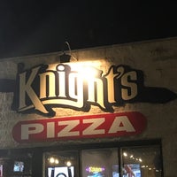 รูปภาพถ่ายที่ Knight&amp;#39;s Pizza โดย Michael C. เมื่อ 12/15/2017
