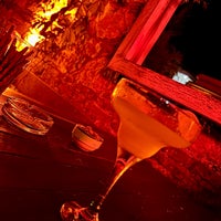 Das Foto wurde bei İş Cocktail Bar 🍹🍸🍻 von 🌞 Serkan am 7/11/2022 aufgenommen