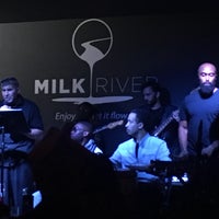 Das Foto wurde bei Milk River Restaurant von Geetika A. am 3/20/2017 aufgenommen