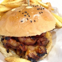 5/11/2013 tarihinde Michelle L.ziyaretçi tarafından Burger Junkyard'de çekilen fotoğraf